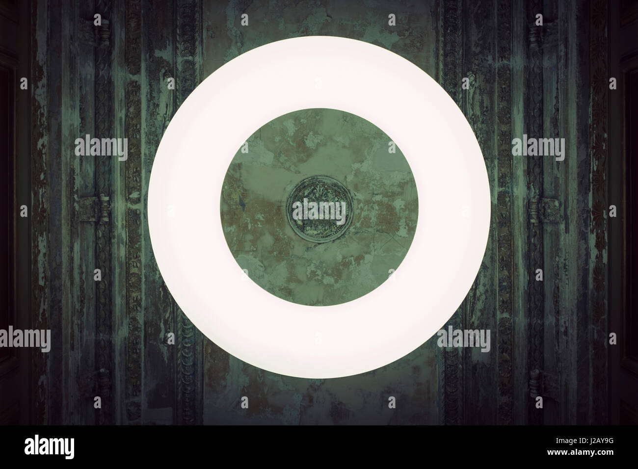 Direttamente sotto il colpo di illuminato di luce pendente Foto Stock