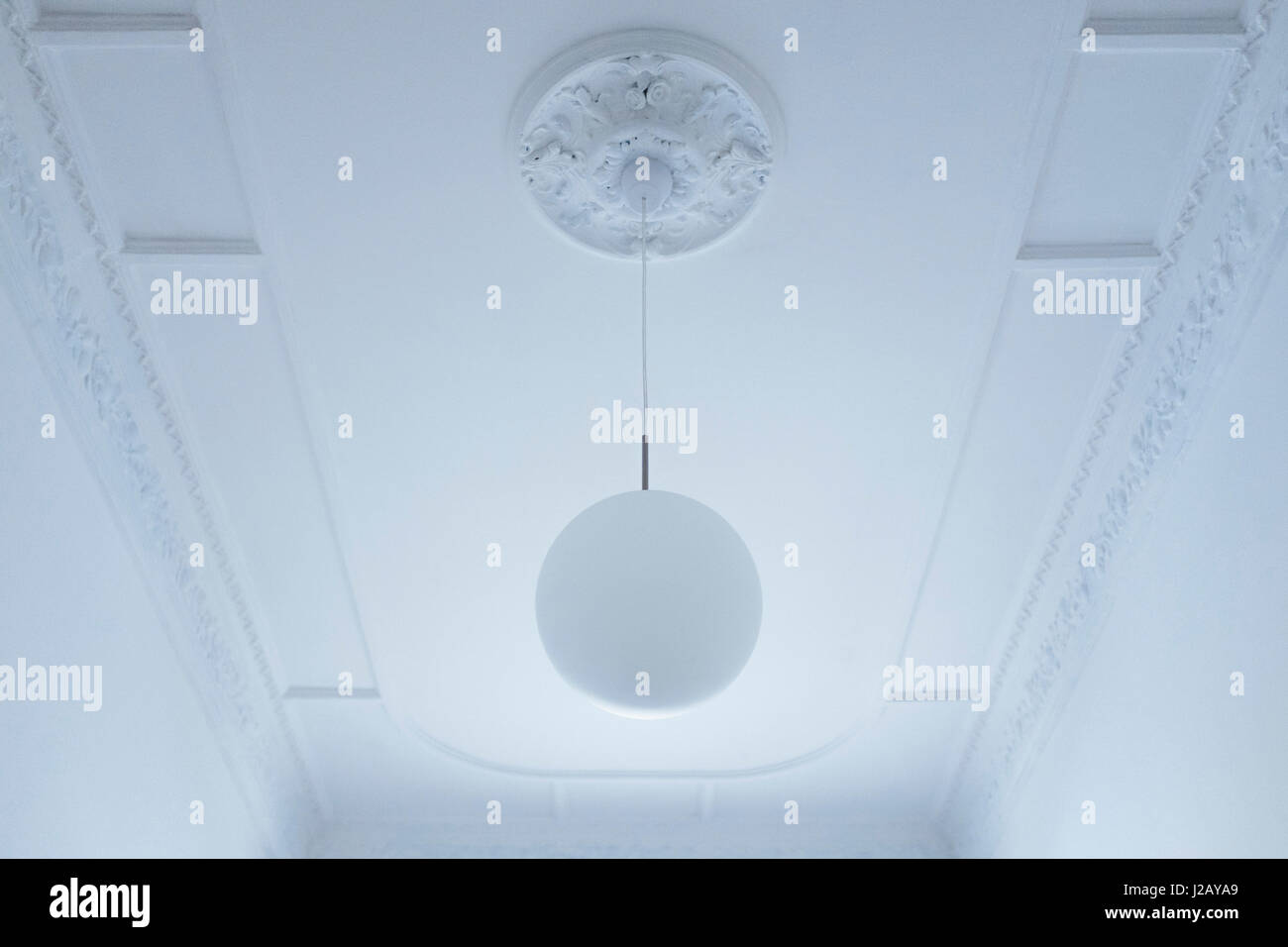 Basso angolo di visione della luce Pendente pendenti dal soffitto bianco a casa Foto Stock