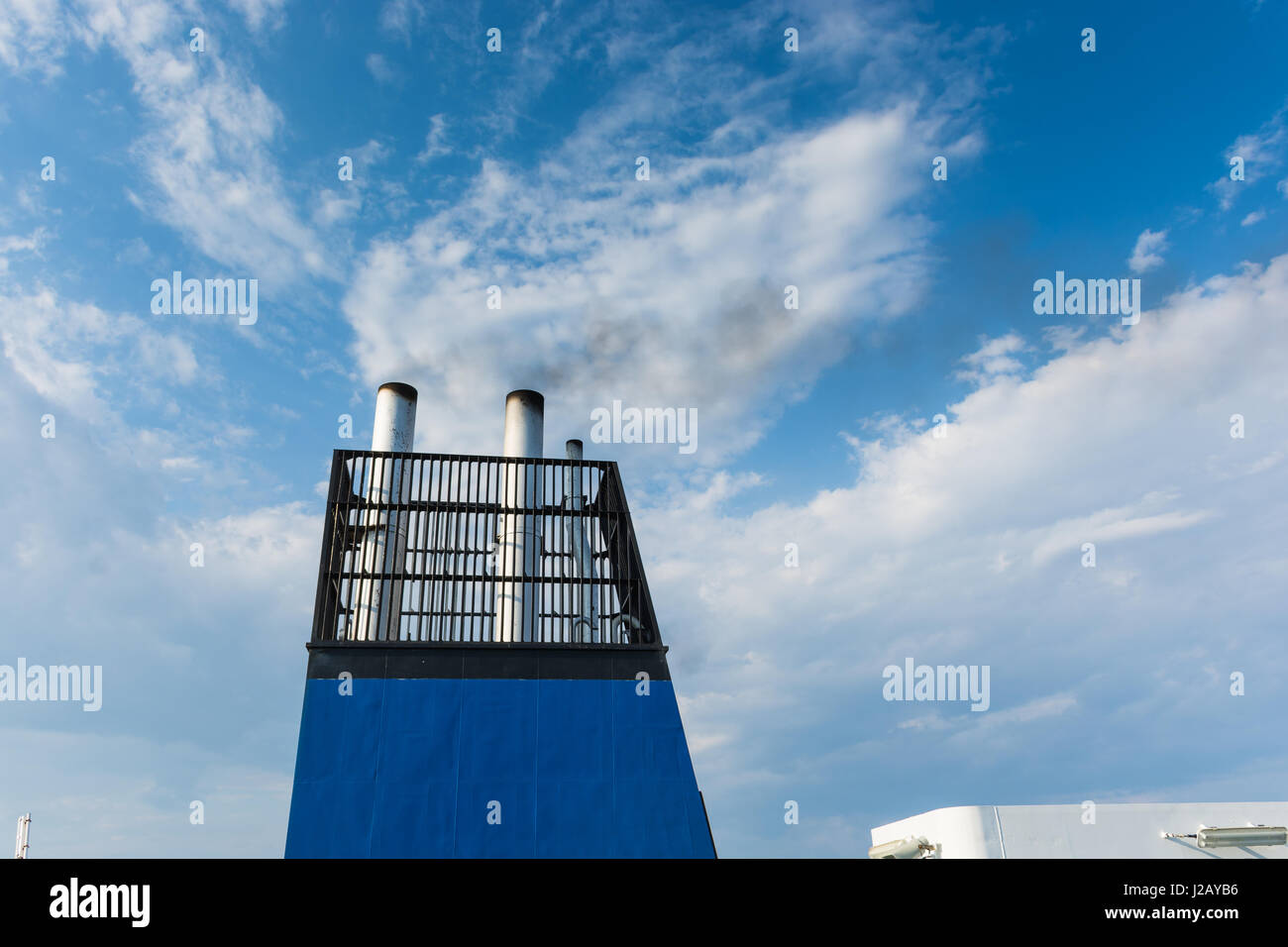 A bordo del camino di un traghetto o una nave da crociera, fumo nero. Inquina l'atmosfera anche per rendere le vacanze, per i viaggi per motivi di lavoro. Foto Stock