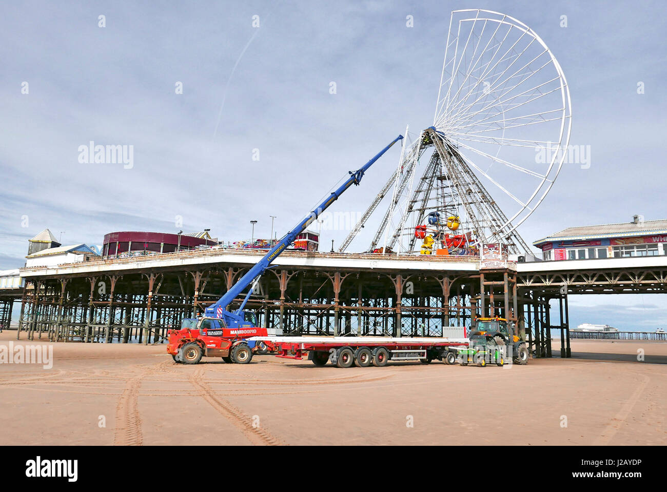 La ricostruzione della ruota panoramica sul molo centrale,Blackpool, dopo il suo inverno manutenzione e riparazione Foto Stock