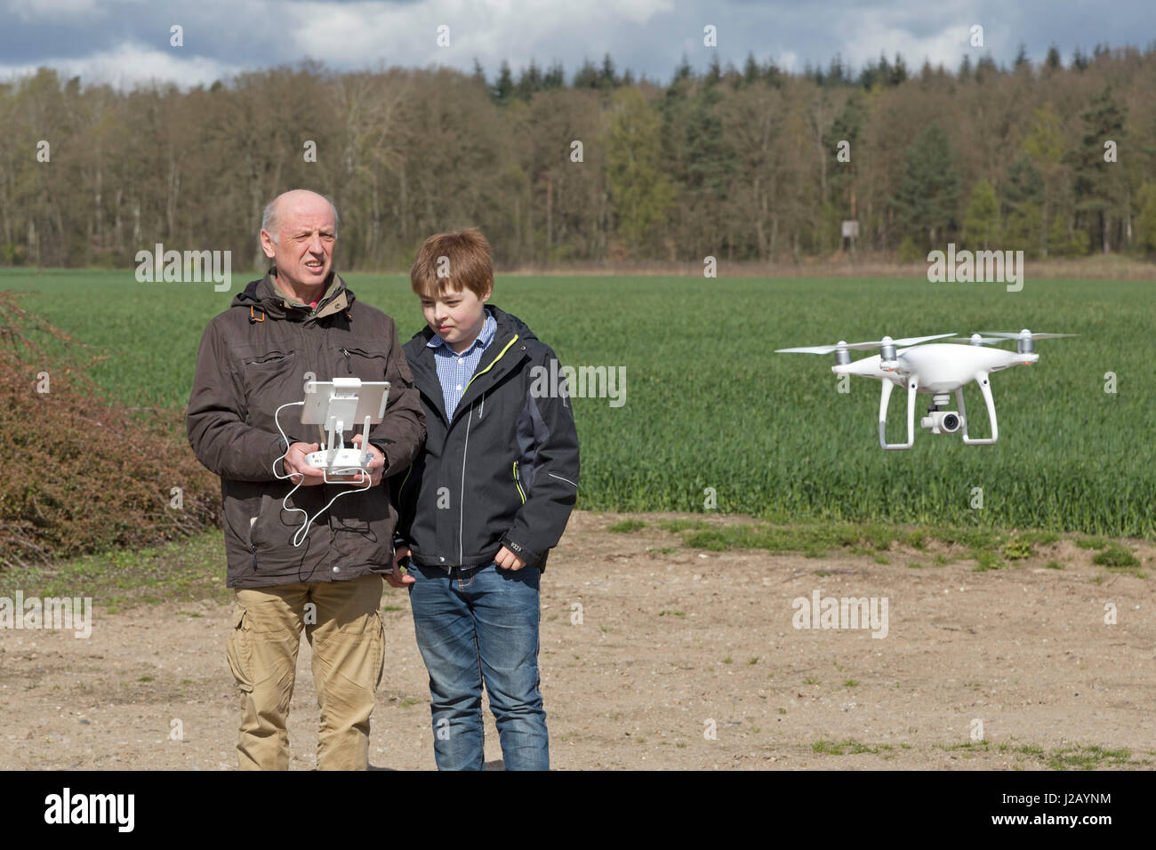 L'uomo flying drone, ragazzo adolescente guardando Foto Stock