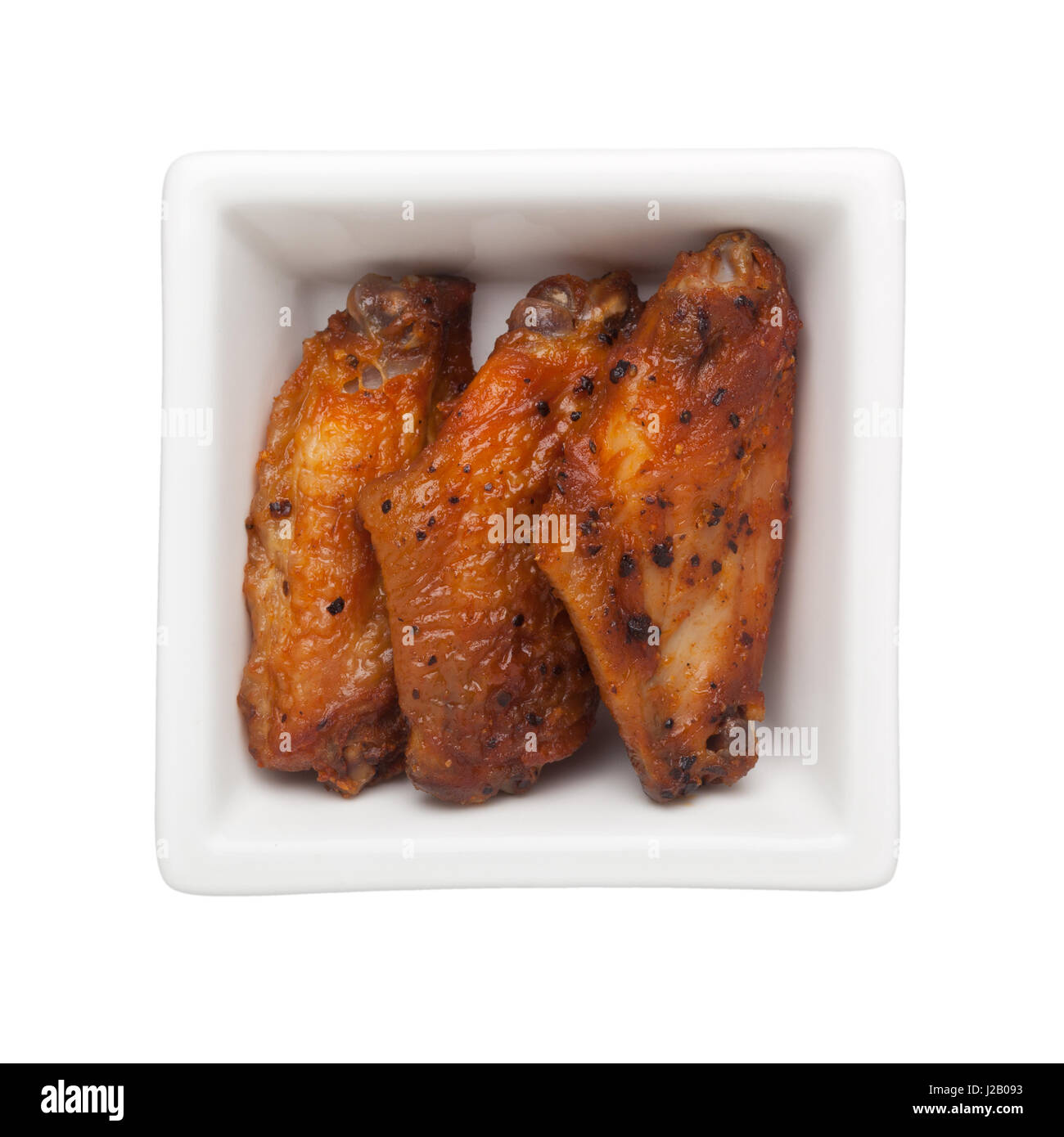 Pollo fritto alette di estremità in un recipiente quadrato isolato su sfondo bianco Foto Stock