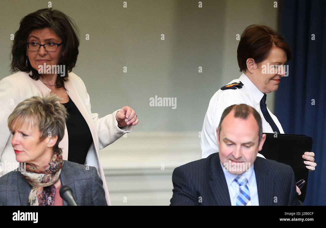 Garda Commissario Noirin O'Sullivan (destra) e autorità di polizia Presidente Giuseppina Mark arrivano al Castello di Dublino per una riunione. Picture Data: giovedì 27 aprile, 2017. Vedere PA POLIZIA storia di Garda Irlanda. Foto di credito dovrebbe leggere: Brian Lawless/PA FILO Foto Stock