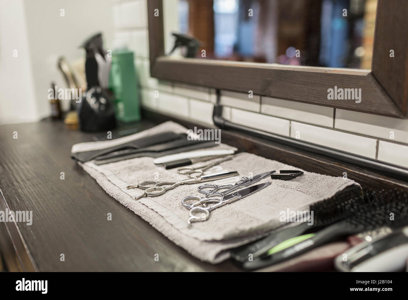 Close-up di diverse forbici e pettini sulla igienico al parrucchiere Foto Stock