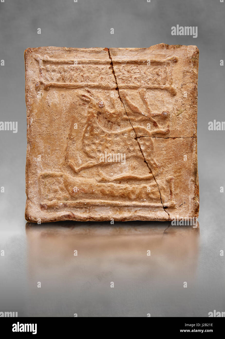 6th-7secolo cristiano bizantino piastrelle in terracotta raffigurante un cervo - prodotte in Byzacen. Il Bardo Museo Nazionale di Tunisi Foto Stock