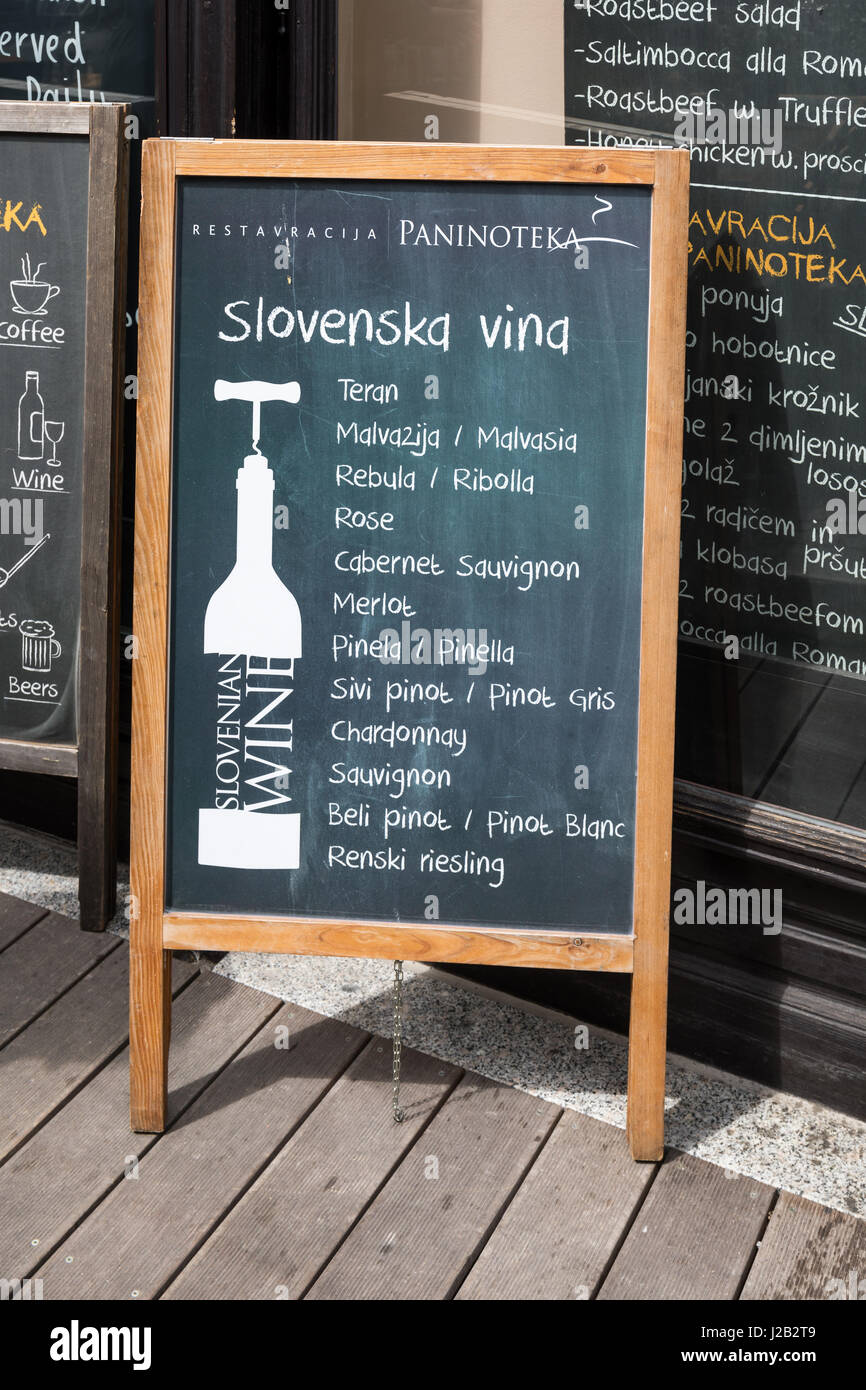 Lavagna con vini sloveni menu Foto stock - Alamy
