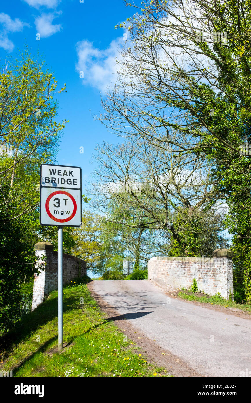 Ponte debole attenzione segno di traffico nel Cheshire Regno Unito Foto Stock