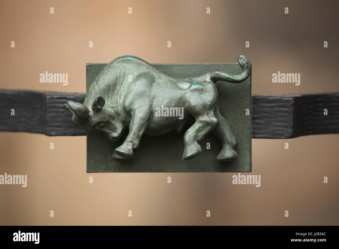 Taurus. Segno zodiacale progettato da scultore ceco Jaroslav Horejc (1954-1957) per la decorazione di griglia di bronzo del Golden Gate di San Vito " Cattedrale di Praga, Repubblica Ceca. Foto Stock