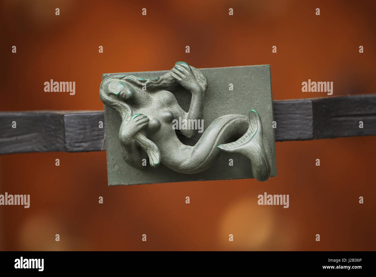 Virgo. Segno zodiacale progettato da scultore ceco Jaroslav Horejc (1954-1957) per la decorazione di griglia di bronzo del Golden Gate di San Vito " Cattedrale di Praga, Repubblica Ceca. Foto Stock