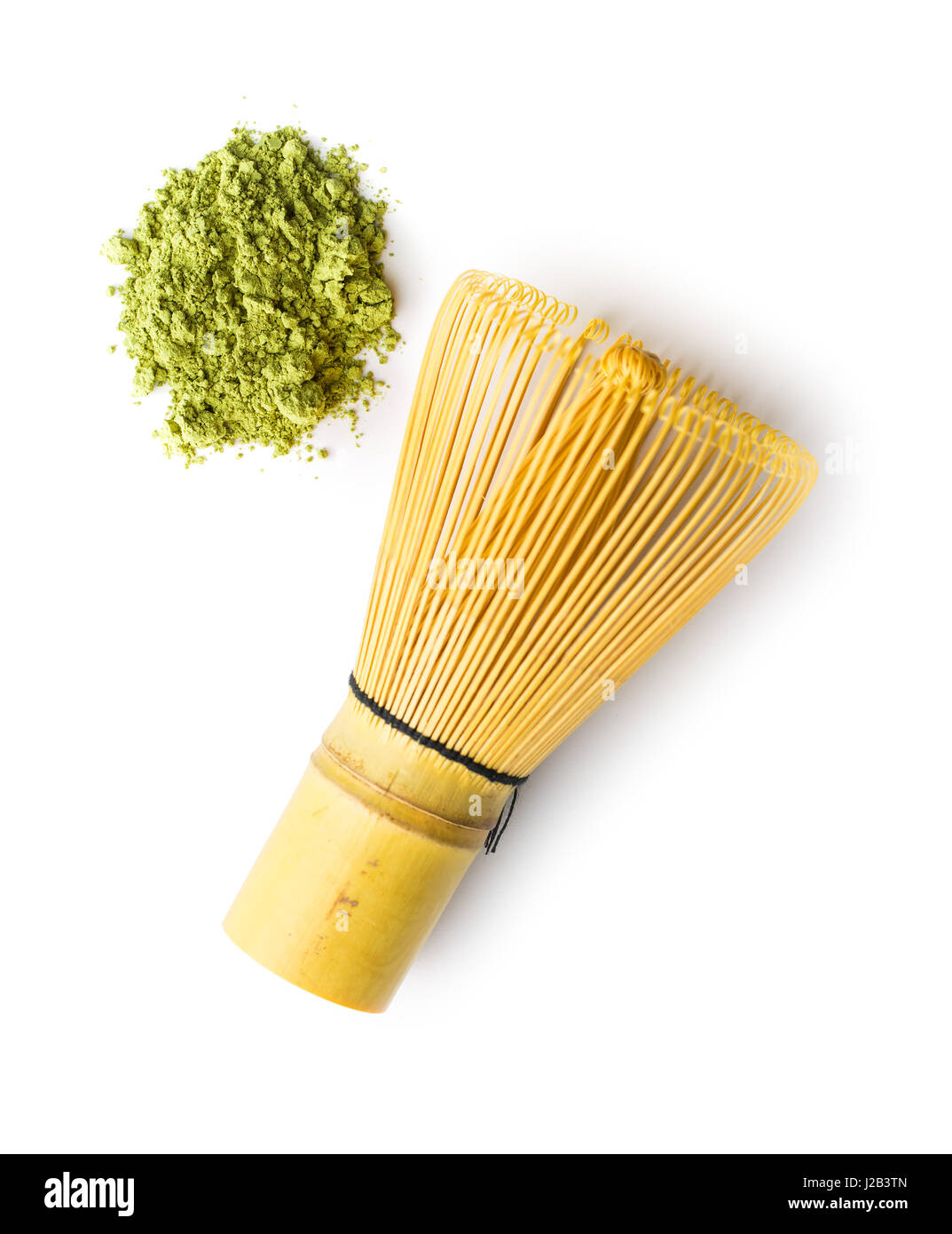 Verde matcha tè in polvere e mescolare con una frusta di bambù isolati su sfondo bianco. Foto Stock