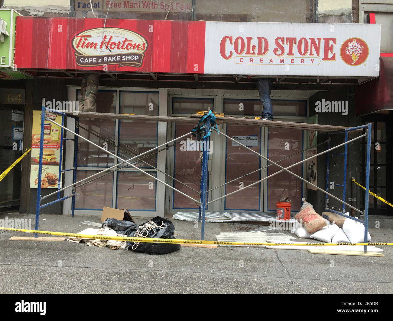 Lavoratori preparare una combinazione Tim Hortons e Cold Stone Creamery franchising a New York il giovedì, 20 aprile 2017. Cold Stone Creamery è un marchio di Kahala Marche mentre Tim Hortons è di proprietà di ristorante Brands International.(© Francesca M. Roberts) Foto Stock