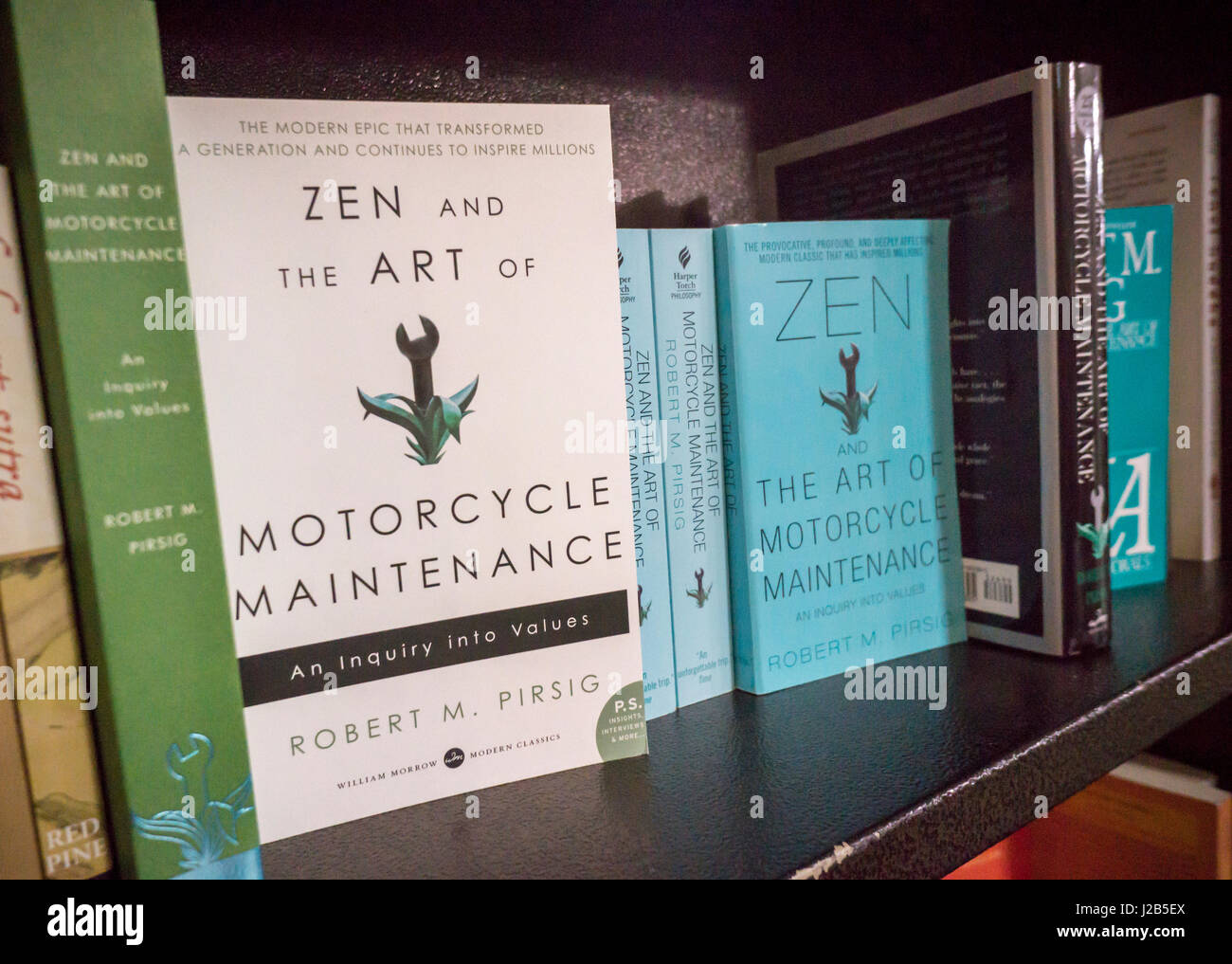 Copie di "Lo Zen e l'arte del motociclo di manutenzione: un'indagine in valori' di Robert M. Pirsig è visto in una libreria di New York martedì, 25 aprile 2017. Pirsig, l'autore del libro con un culto seguente, morì nel Maine il lunedì all'età di 88. (© Richard B. Levine) Foto Stock