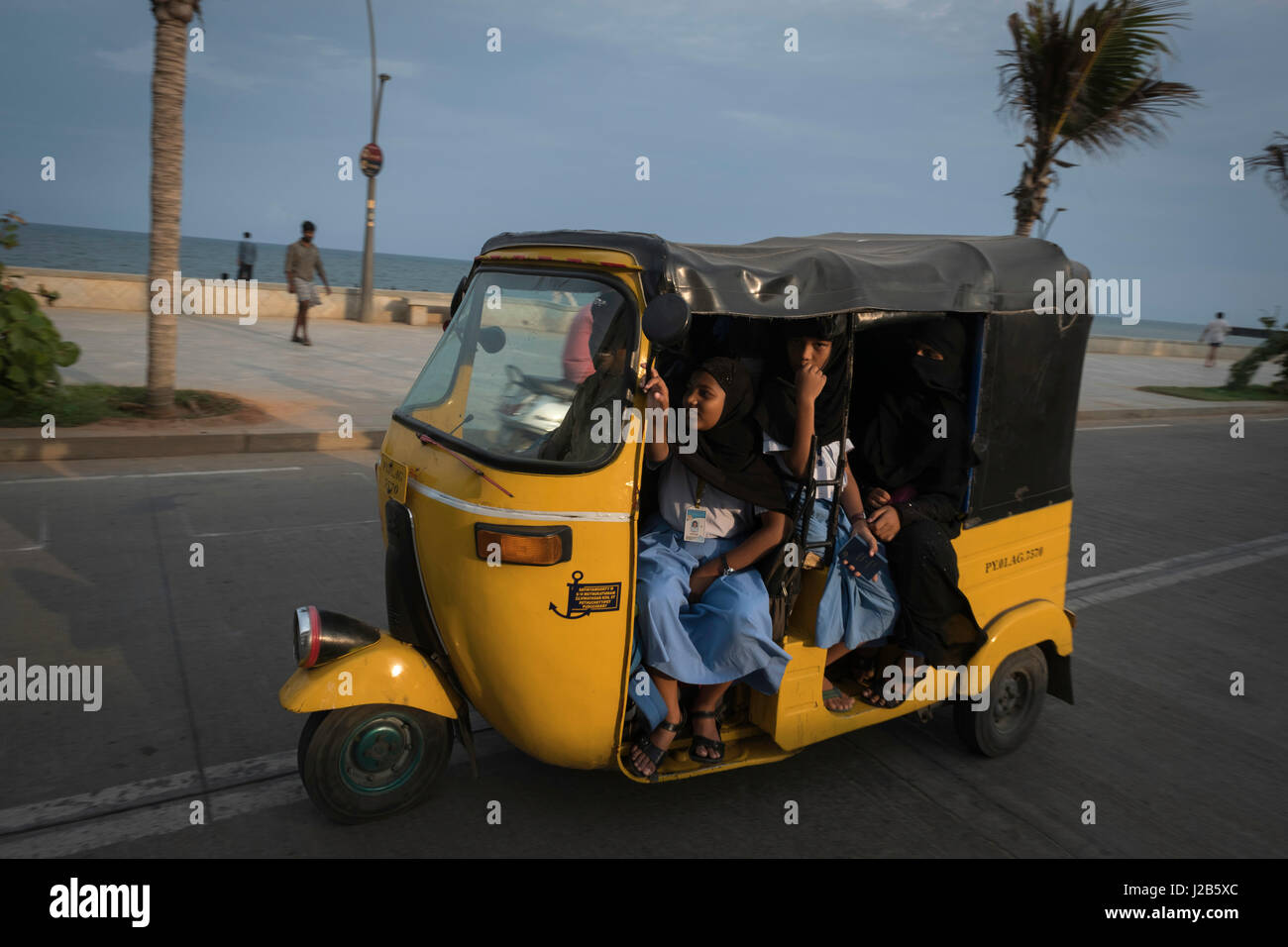 Un gruppo di ragazze ritorno alle loro case in rickshaw dopo aver lasciato la scuola Foto Stock