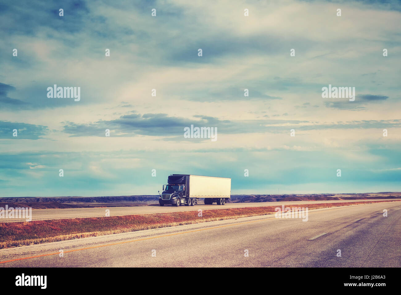 Tonalità di colore della immagine American highway paesaggio con semi rimorchio carrello. Foto Stock