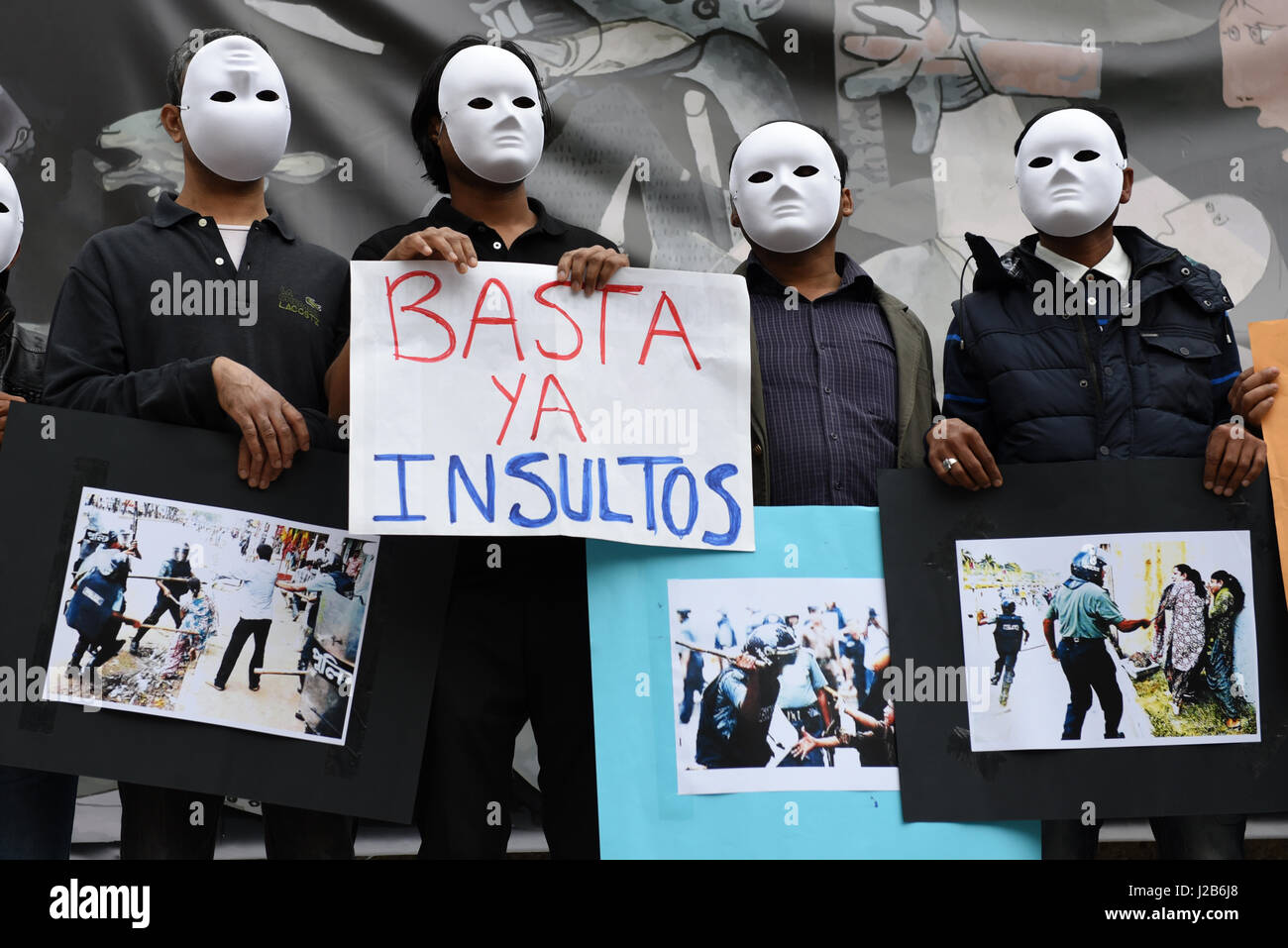 Madrid, Spagna. 26 apr, 2017. Gli attivisti mostra immagini a Madrid per protestare contro la brutalità della polizia in Bangladesh. Credito: Jorge Sanz/Pacific Press/Alamy Live News Foto Stock