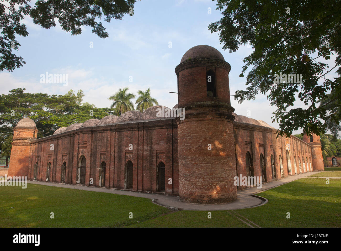 Le sessanta moschea a cupola o Shaṭ Gombuj Moshjid noto anche come Shait Gambuj moschea o dice Gunbad Masjid, un sito Patrimonio Mondiale dell'UNESCO. Bagerhat, Banglad Foto Stock