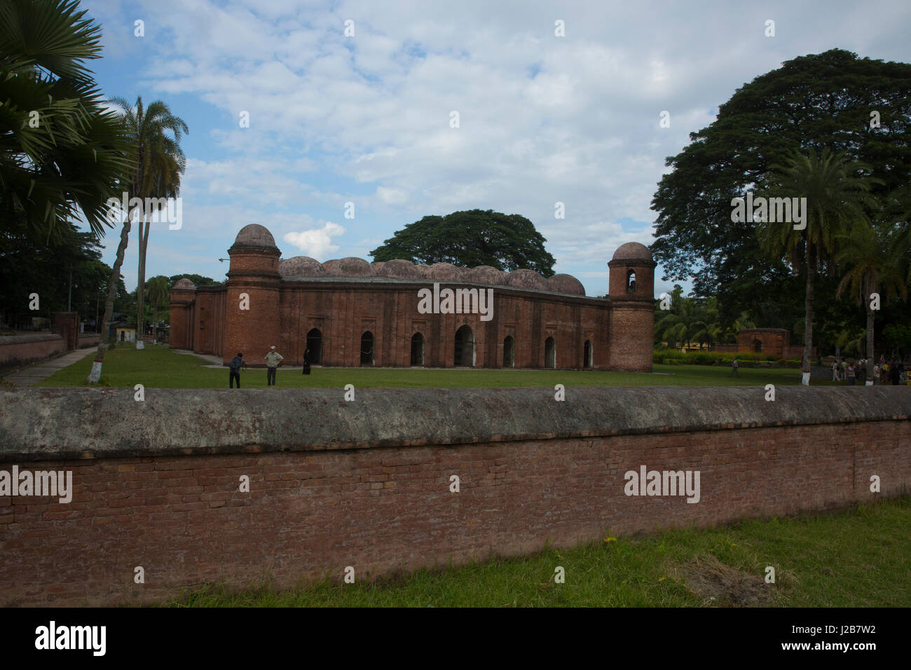 Le sessanta moschea a cupola o Shaṭ Gombuj Moshjid noto anche come Shait Gambuj moschea o dice Gunbad Masjid, un sito Patrimonio Mondiale dell'UNESCO. Bagerhat, Banglad Foto Stock