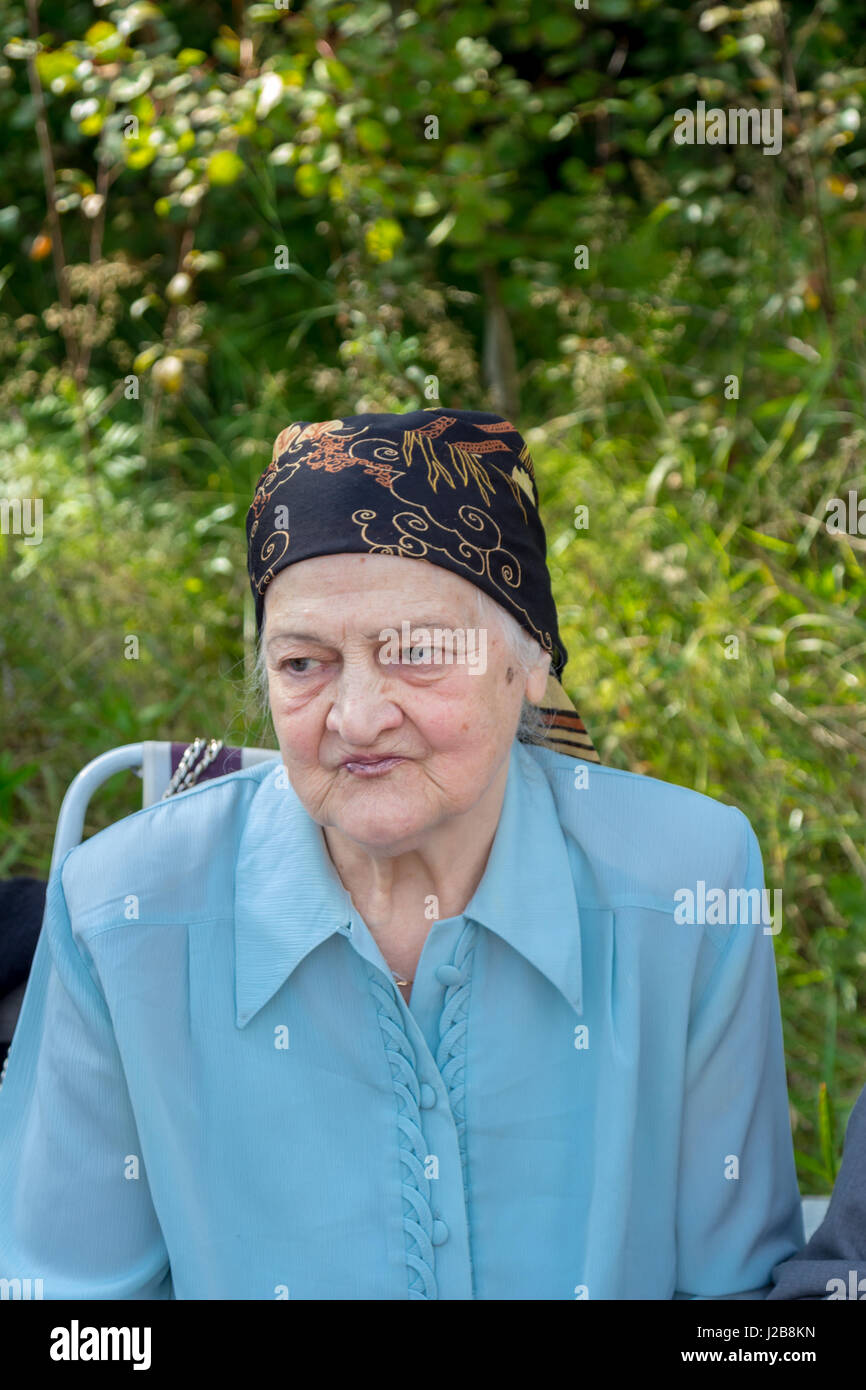 Emotional ritratto di mia nonna Valya nella natura in un cottage di campagna Foto Stock