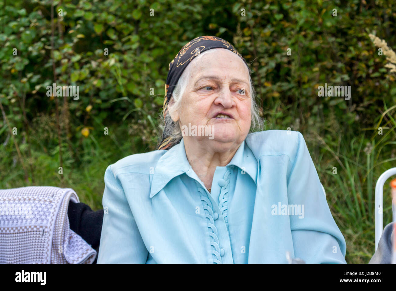 Emotional ritratto di mia nonna Valya nella natura in un cottage di campagna Foto Stock