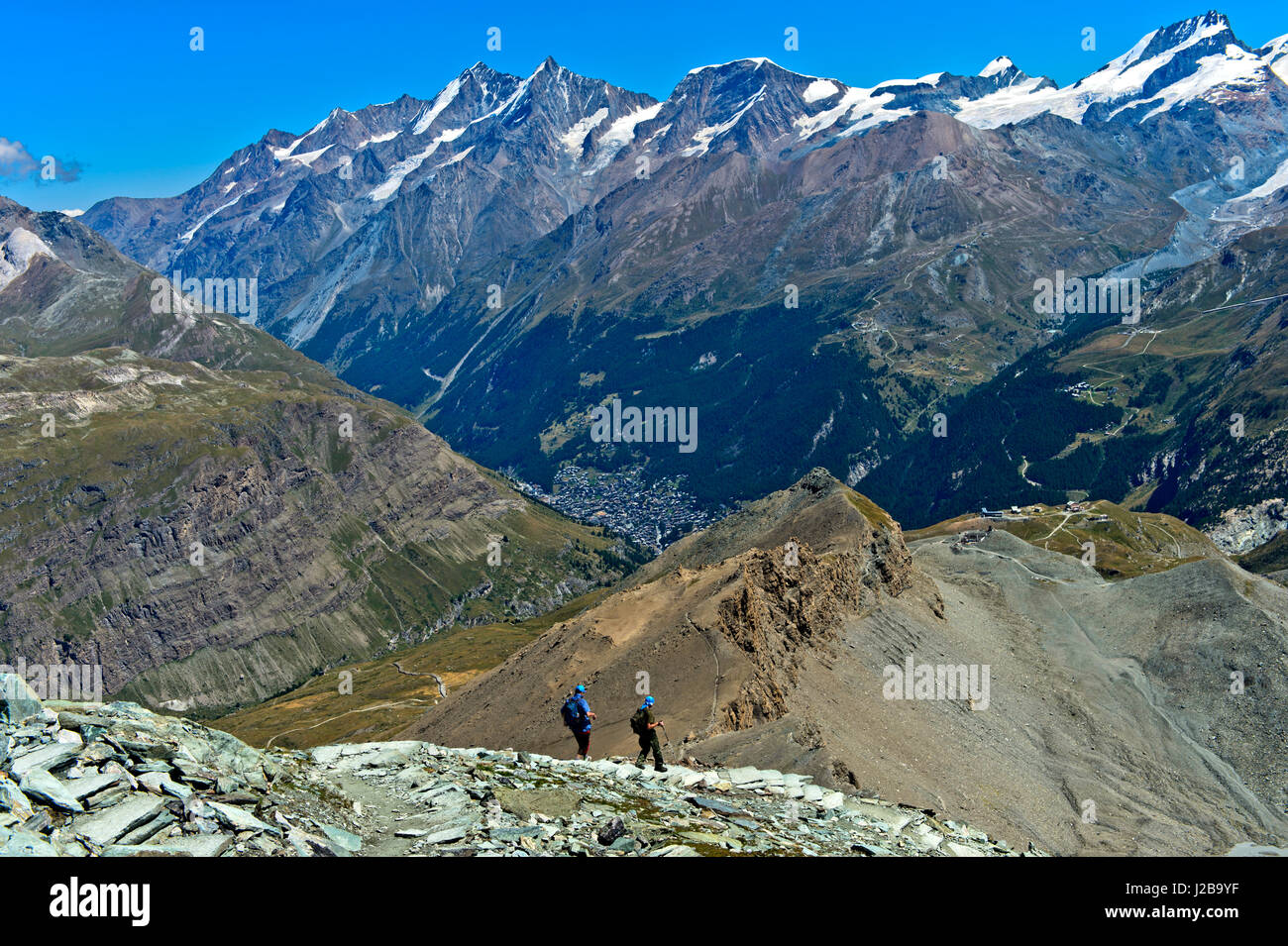 Gli escursionisti in discesa sul sentiero dal Hoernlihuette torna a Zermatt, Vallese, Svizzera Foto Stock