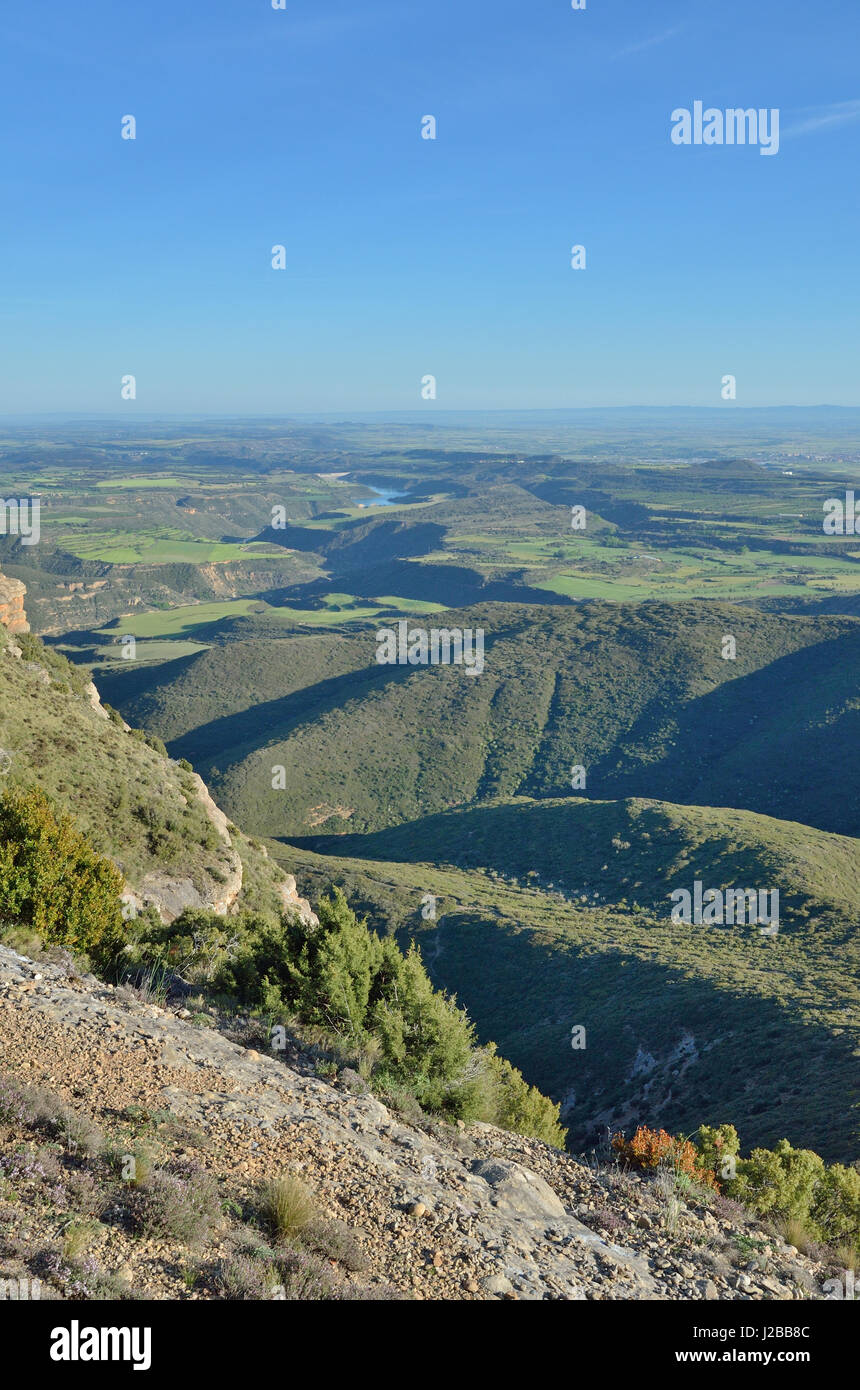 Vista la molla della pianura spagnolo con un fiume nel canyon, Hoya de Huesca Foto Stock