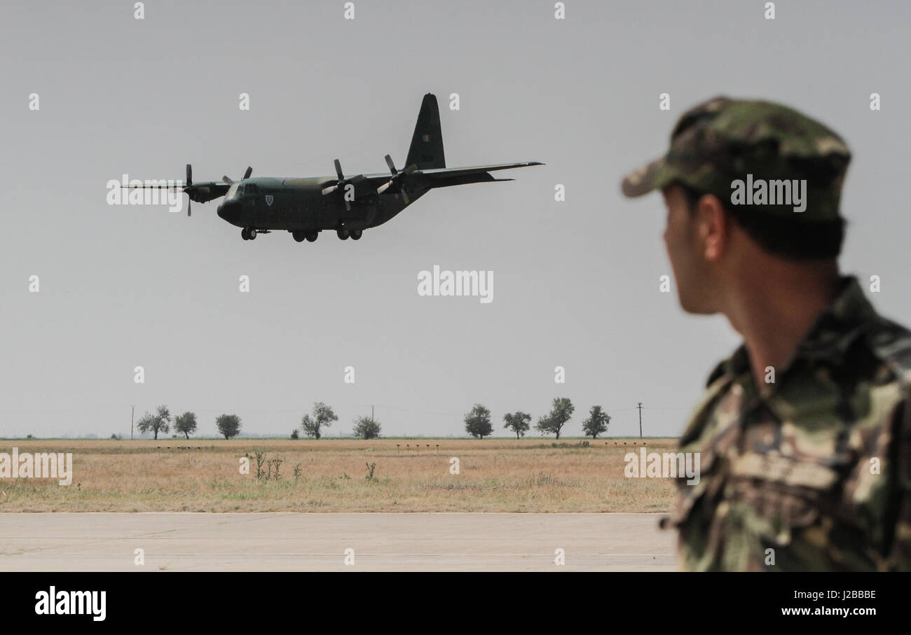 Buzau, Romania, 18 giugno 2016: lockheed c-130b hercules (l-282) aereo durante il bobas air show, sull'aerodromo boboc in buzau. Foto Stock