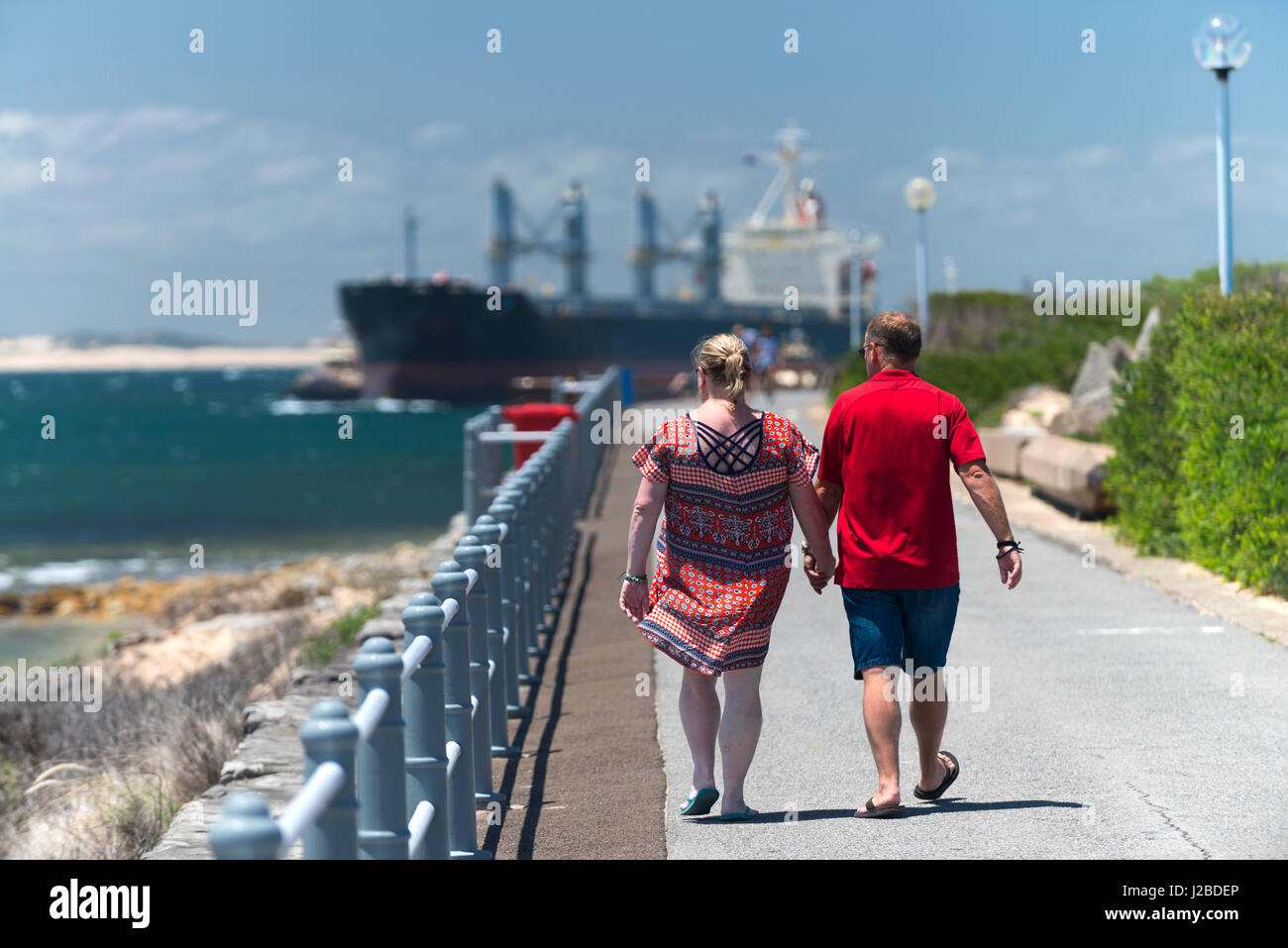Una grande nave di carbone passa Nobbys testa come si lascia l'Oceano Pacifico ed entra nel porto di Newcastle e il Cacciatore estuario del fiume, NSW, Australia. Foto Stock