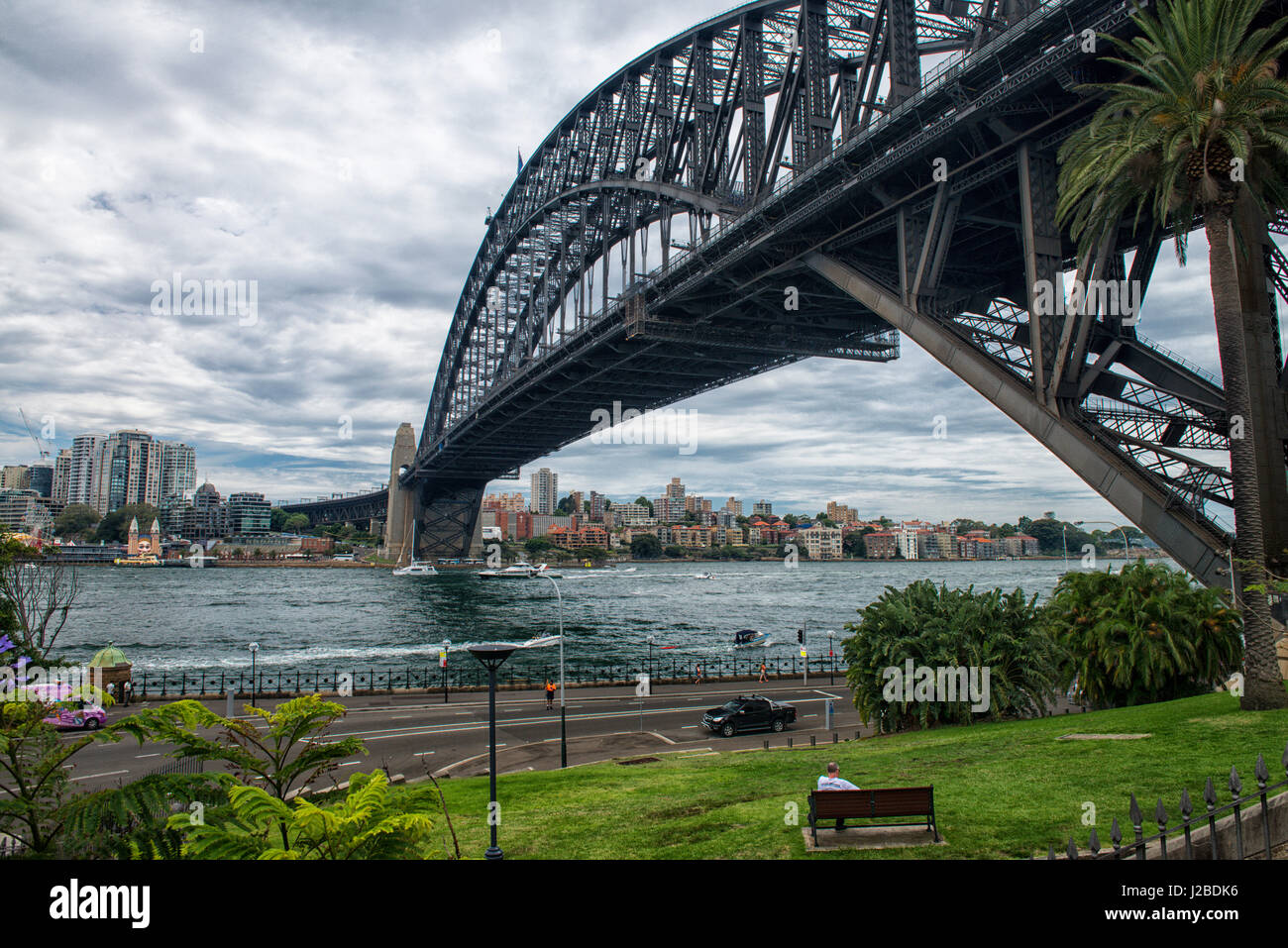 Sydney North Shore visualizzati sotto il ponte del Ponte del Porto di Sydney, Nuovo Galles del Sud, Australia. Foto Stock