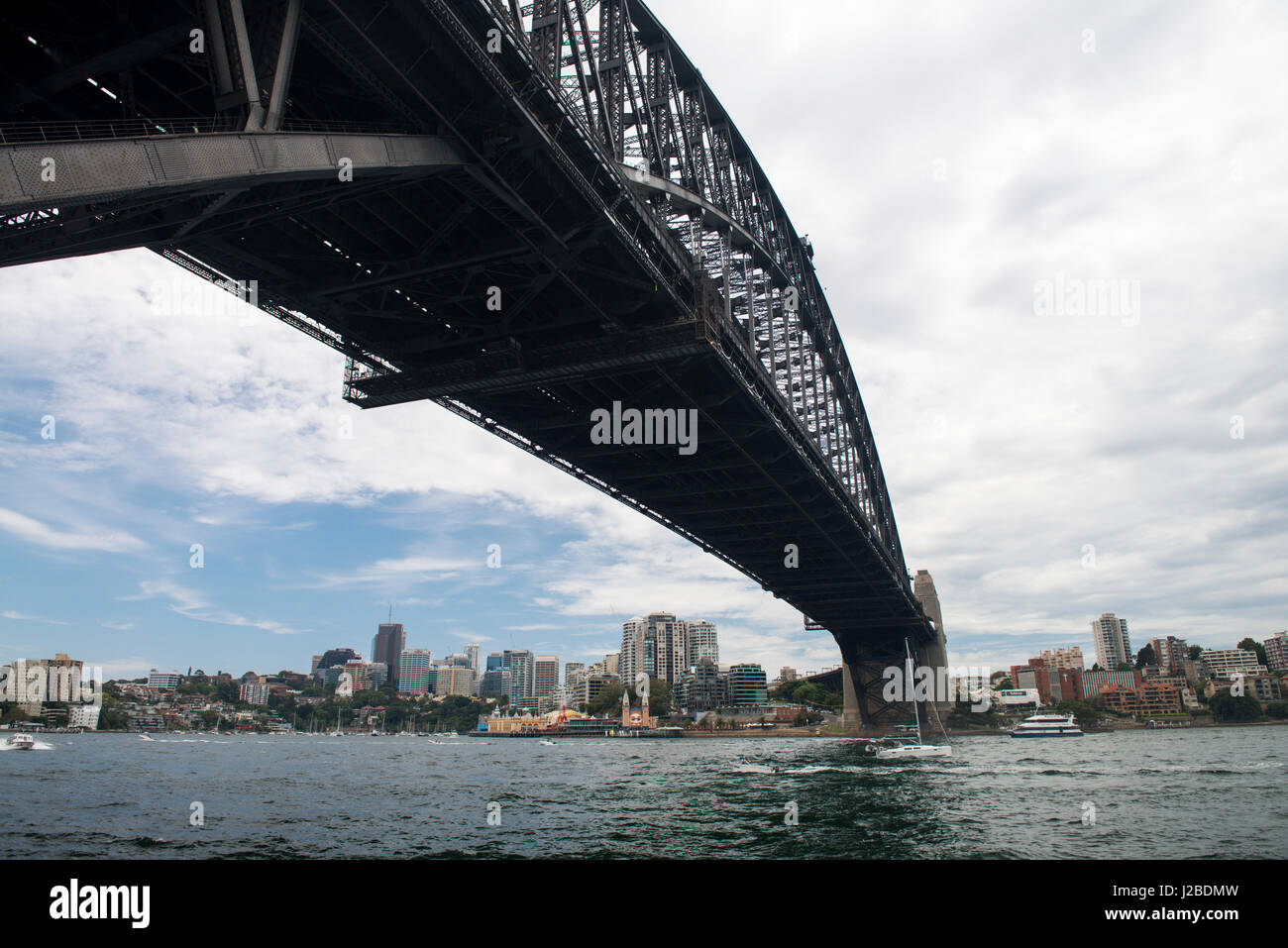 Sydney North Shore è visibile sotto la campata del ponte del Porto di Sydney come una barca che passa sotto il ponte. Foto Stock