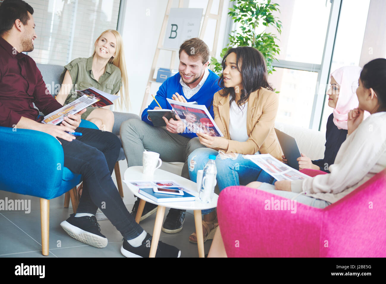 La gente di affari lavorare sulla promozione della rivista Foto Stock