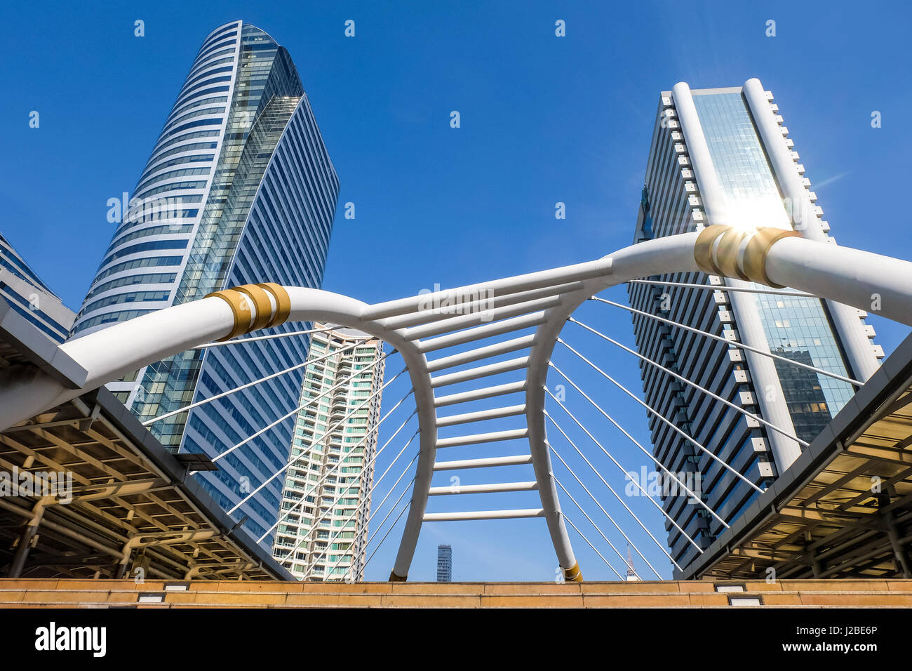 Sky a piedi a Bangkok downtown piazza di Sathorn Road, Bangkok, Thailandia Foto Stock