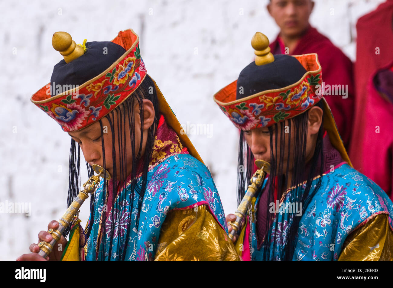 Buddisti di suonare il flauto alla festa religiosa, Paro Tshechu, Bhutan Foto Stock