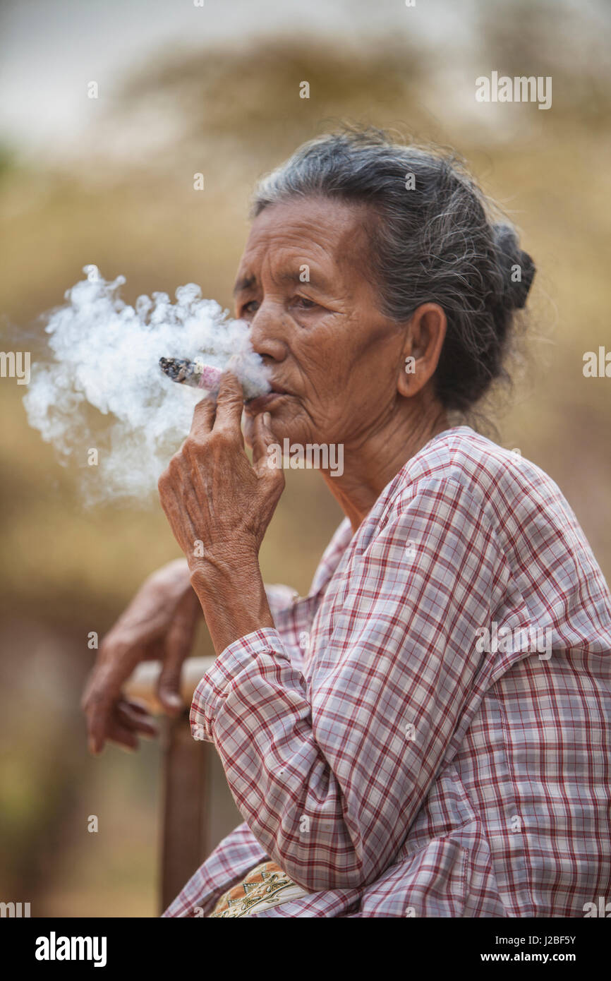 Myanmar, Bagan. Donna di fumare il sigaro. Credito come: Jim Zuckerman Jaynes / Galleria / DanitaDelimont.com Foto Stock