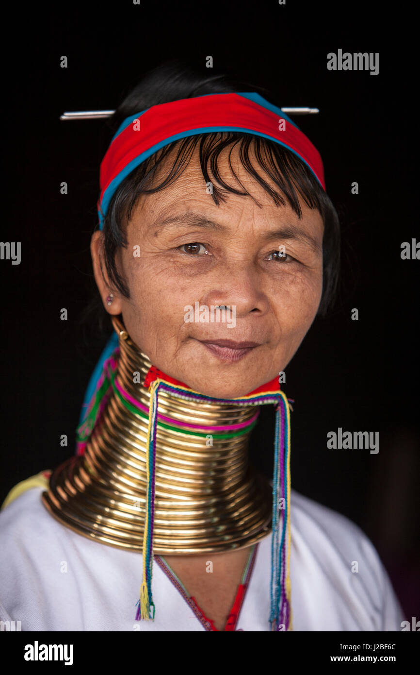 Myanmar, Lago Inle. A collo lungo la donna. Credito come: Jim Zuckerman Jaynes / Galleria / DanitaDelimont.com Foto Stock