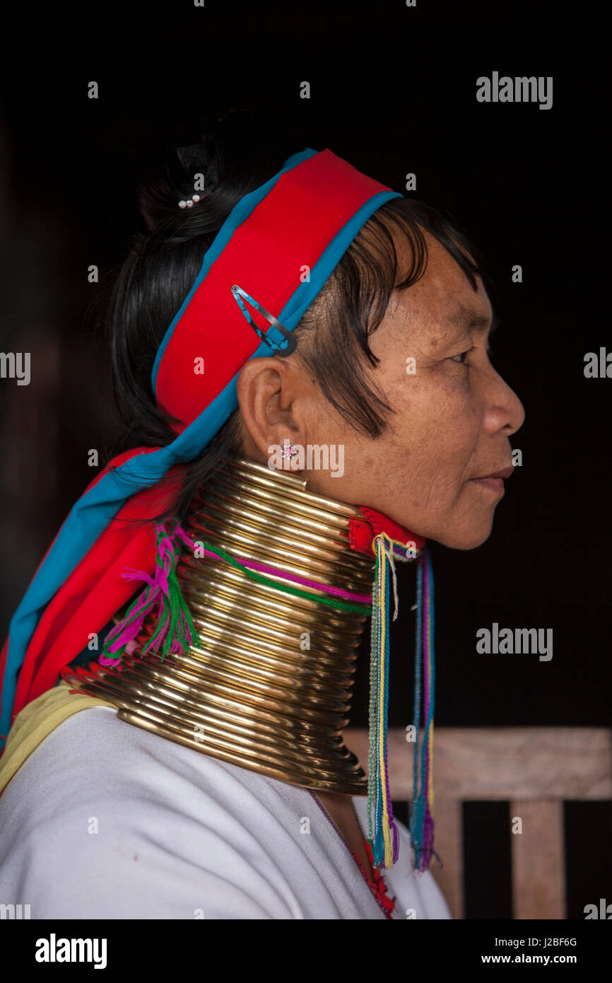Myanmar, Lago Inle. A collo lungo la donna. Credito come: Jim Zuckerman Jaynes / Galleria / DanitaDelimont.com Foto Stock