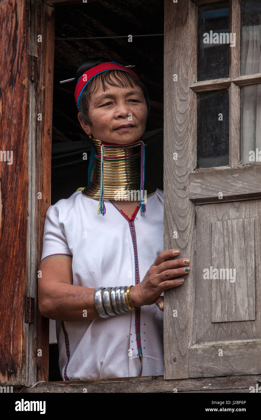 Myanmar, Lago Inle. A collo lungo la donna. Credito come: Jim Zuckerman Jaynes / Galleria / DanitaDelimont.com Foto Stock