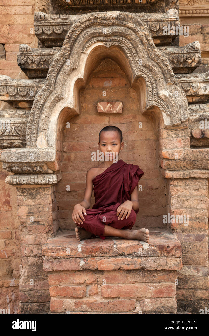 Myanmar Mandalay. Il debuttante monaco buddista in seduta alcova. Credito come: Jim Zuckerman Jaynes / Galleria / DanitaDelimont.com Foto Stock