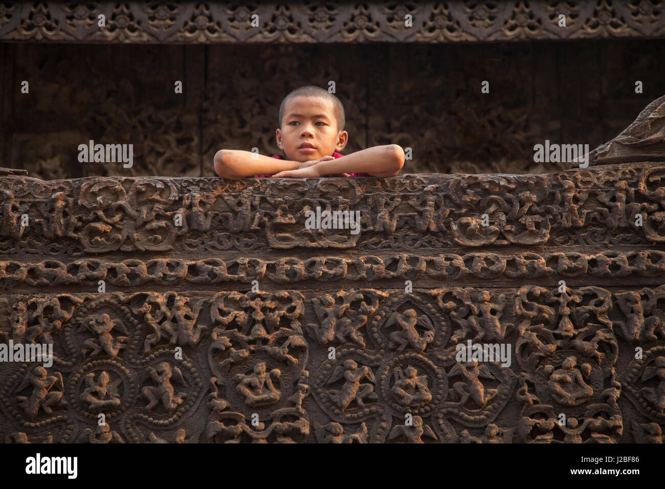 Myanmar Mandalay. Monaco novizio guardando oltre il muro. Credito come: Jim Zuckerman Jaynes / Galleria / DanitaDelimont.com Foto Stock