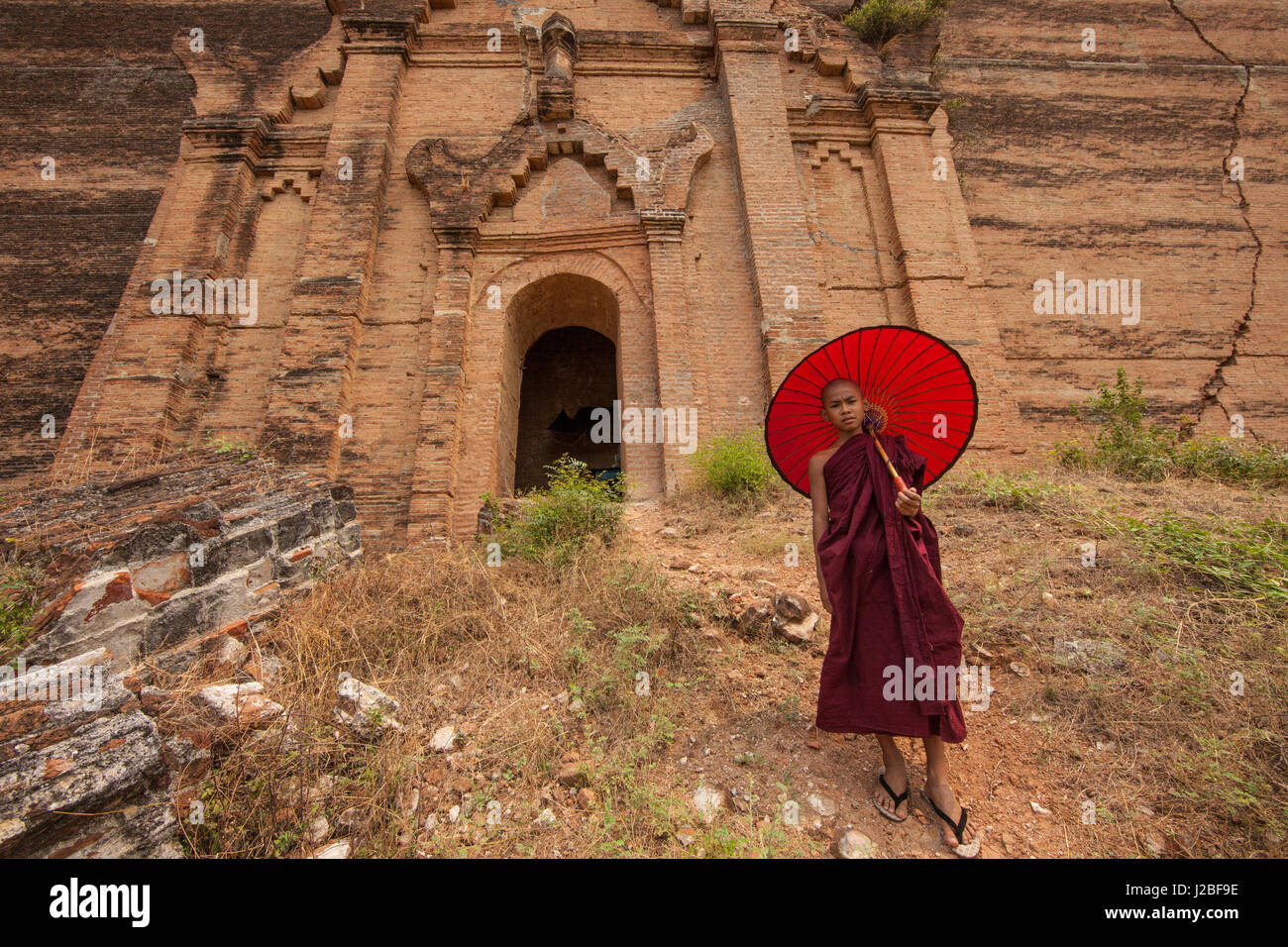 Myanmar, Mingun. Il debuttante monaco buddista con ombrello. Credito come: Jim Zuckerman Jaynes / Galleria / DanitaDelimont.com Foto Stock