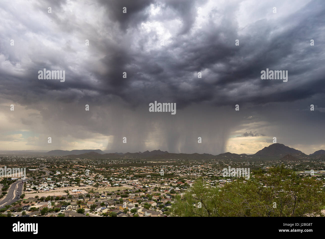 Forte tempesta di pioggia e nuvole scure su Tucson, Arizona Foto Stock