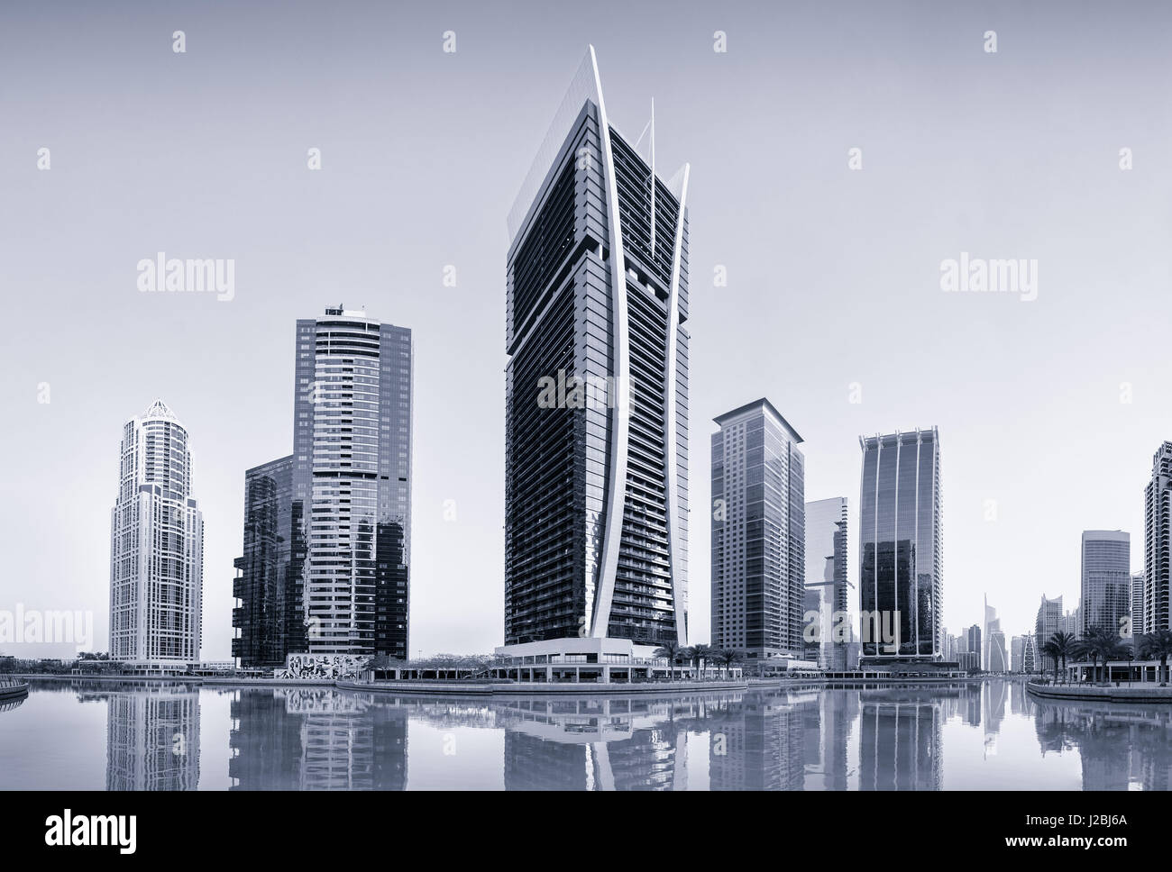 Vista occidentale del cluster V edifici, Jumeirah Lake Towers (viste Goldcrest tower nel centro) con Cluster w e r in distanza. Dubai, Emirati arabi uniti Foto Stock