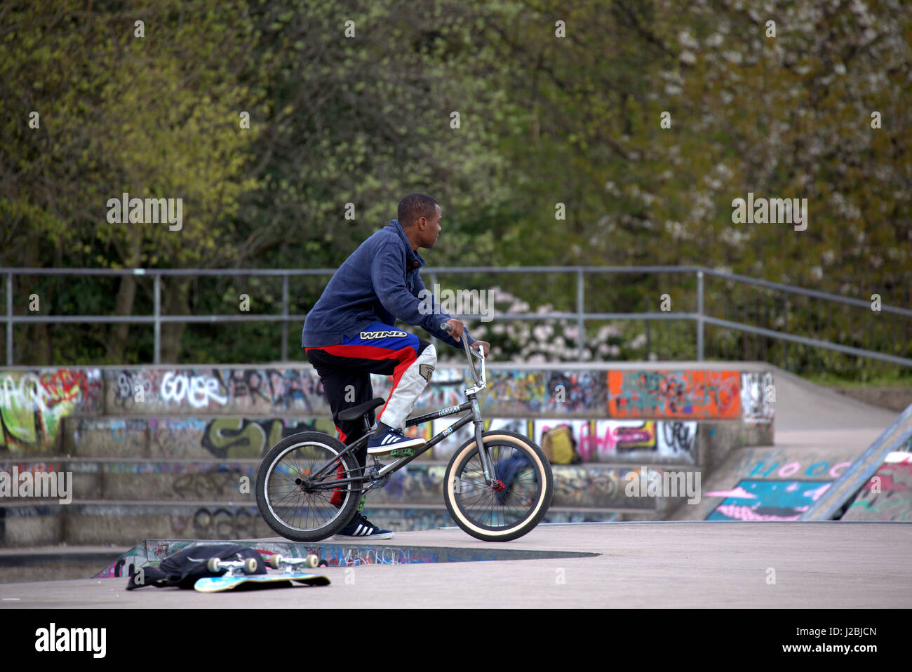 Kelvingrove Park skate park con la BMX biker Foto Stock