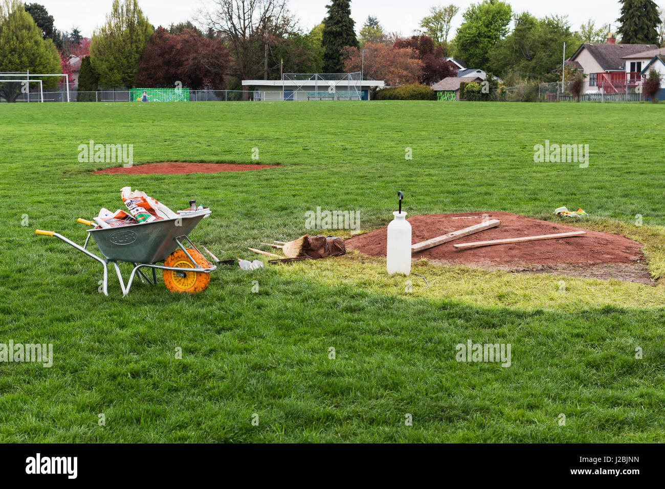 Materiali di consumo e gli strumenti per creare il diamante di baseball. Victoria BC Canada Foto Stock