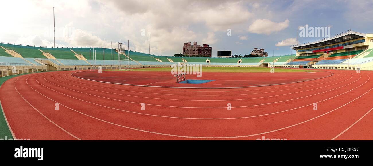 KAOHSIUNG, Taiwan -- Luglio 1, 2014: una vista della corsa atletica le vie e le gradinate del Jhong Jheng Stadium nella città di Kaohsiung. Foto Stock