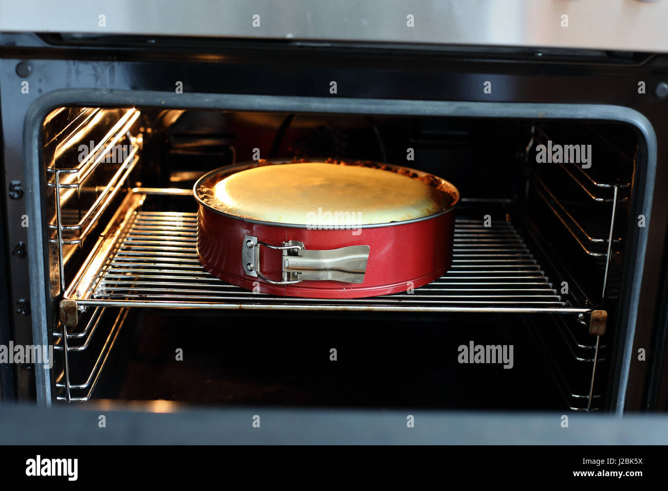 La torta nel forno, torta da forno Foto stock - Alamy