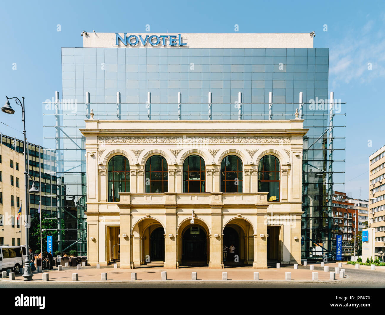 Bucarest, Romania - 06 Maggio 2015: Il Novotel si trova a metà scala hotel marchio del gruppo Accor situato nel distretto degli affari e il turista destinatio Foto Stock