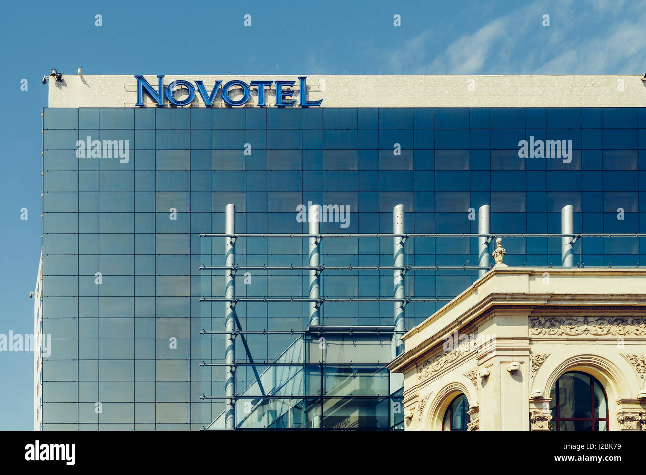 Bucarest, Romania - 06 Maggio 2015: Il Novotel si trova a metà scala hotel marchio del gruppo Accor situato nel distretto degli affari e il turista destinatio Foto Stock