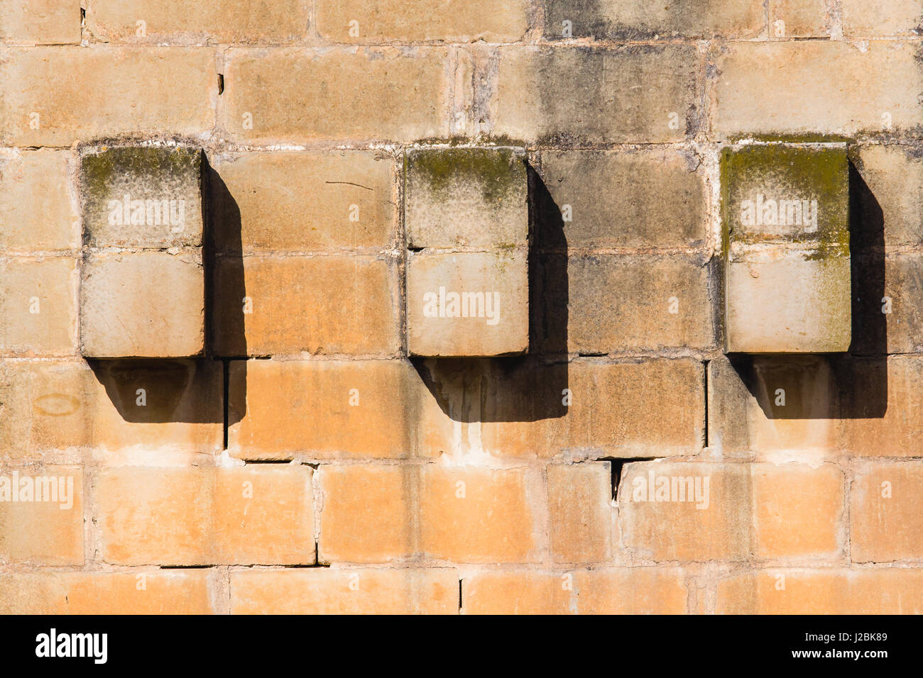 Dettaglio della muratura semplice decorazione in Malta (Maltese) in ambienti con luce diurna definito chiaramente le ombre Foto Stock
