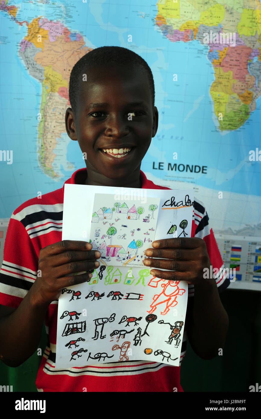 Costa d'Avorio, Abidjan, bambini mostrando i loro disegni durante l'arte in tutti noi attività (MR) Foto Stock