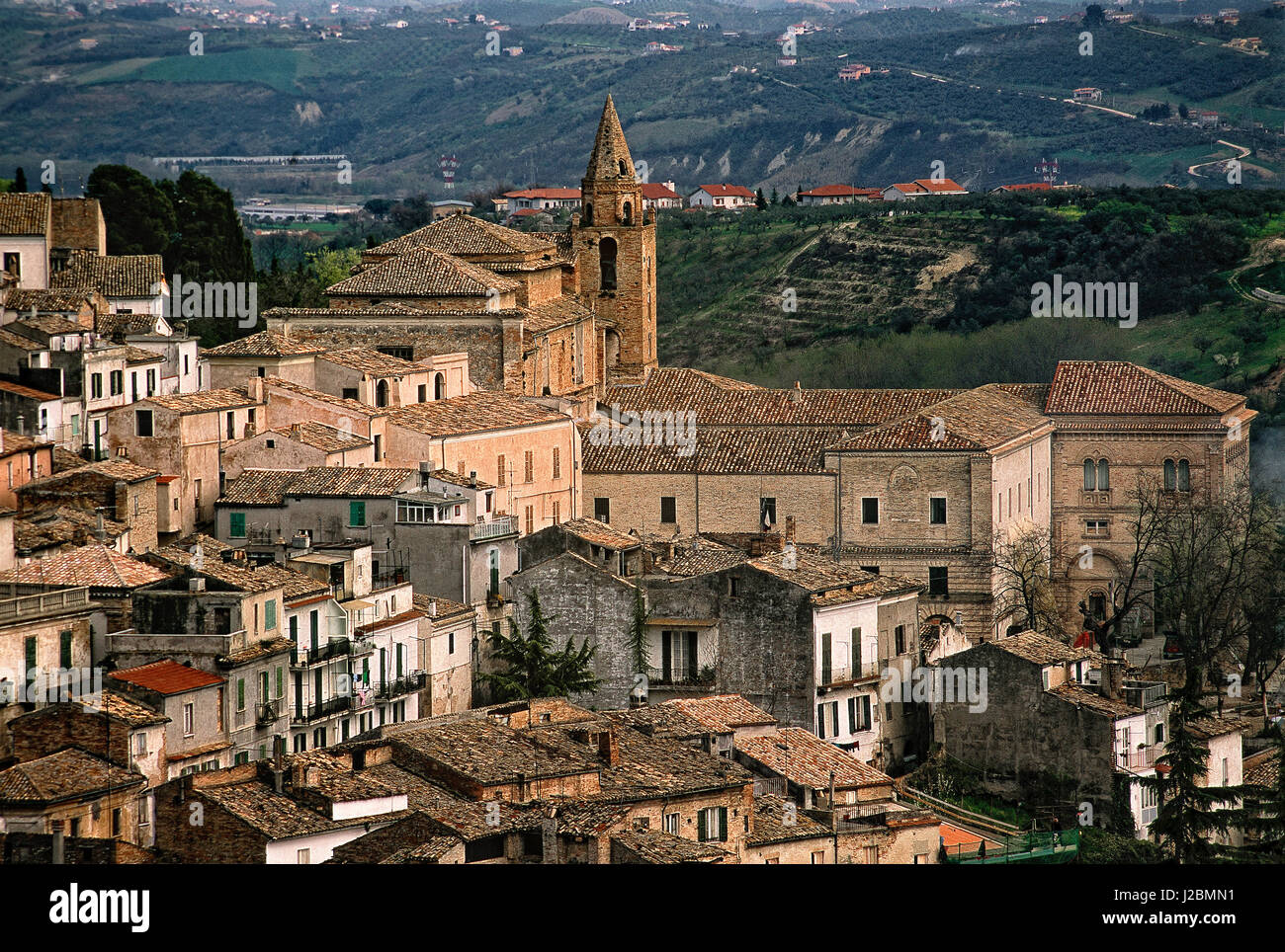 Italia Abruzzo Loreto Aprutino - Vista sullo sfondo la chiesa di San Francesco Foto Stock